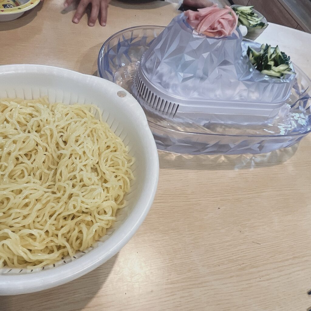 冷やし中華も流しちゃいます