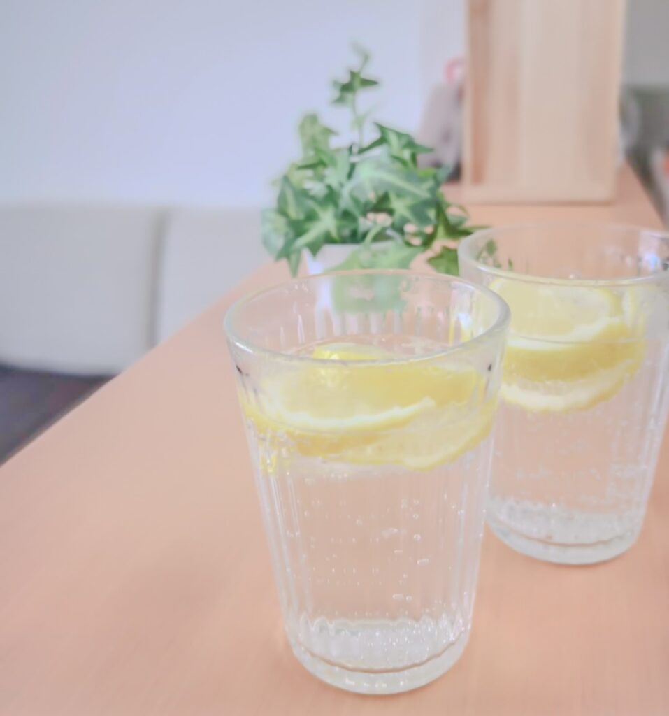 炭酸水にレモンを浮かべて
